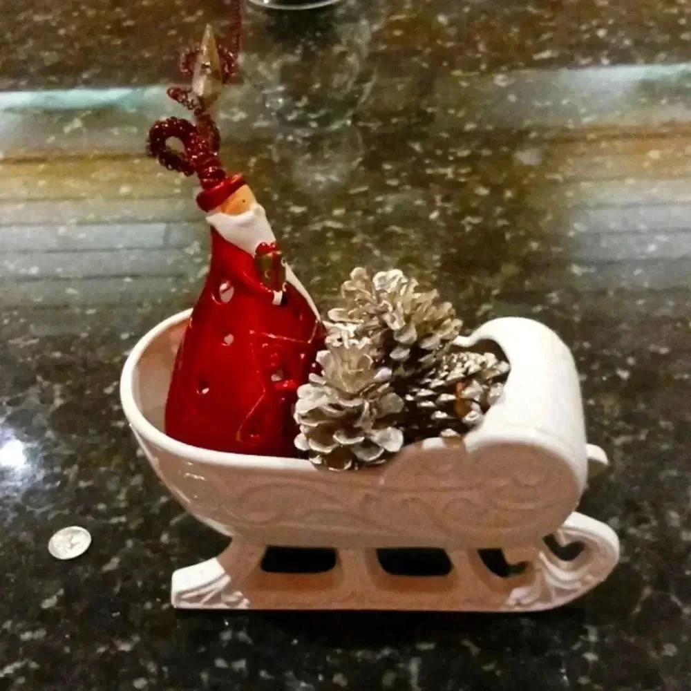 A one of a kind Santa sleigh made from glass...personal collection.. - Picture 4 of 5